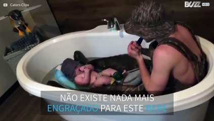 Este bebê adora ouvir o pai imitando patos