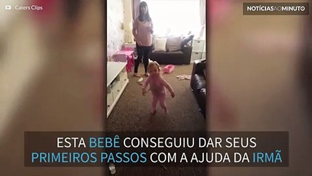 Menina ajuda irmã incapacitada a dar os primeiros passos