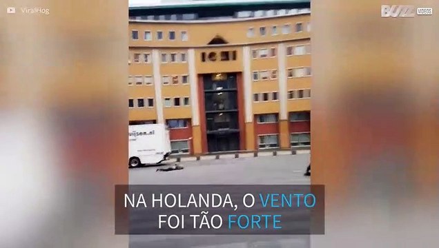 Ventos fortes derrubam pessoas no chão na Holanda