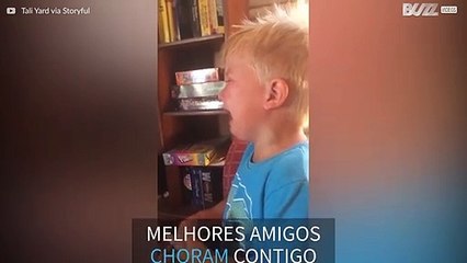 Cão chora com menino e depois tenta alegrá-lo
