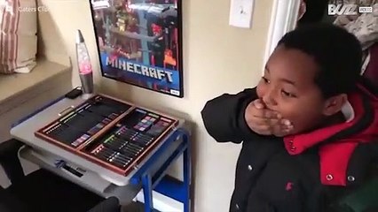 Menino sem-teto se emociona ao conhecer sua nova casa