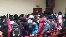 El impactante momento en el que varios estudiantes caen de un cuarto piso en universidad boliviana