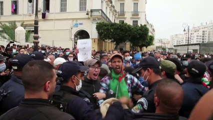 الطلاب في الجزائر يتظاهرون مجدّدا رغم منع المسيرات