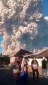 Veja Vídeo Vulcão entra em erupção na Indonésia e assusta moradores da região