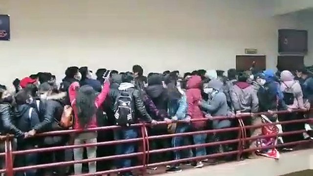Tragedia en Bolivia: al menos 5 estudiantes universitarios murieron al caer de un cuarto piso