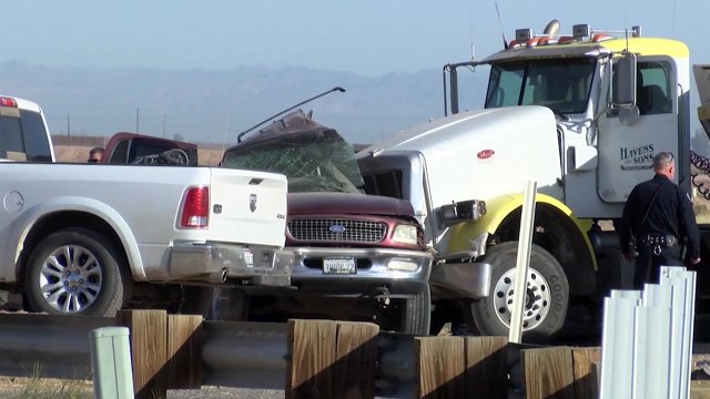 미국서 무려 27명 태운 SUV, 트럭과 충돌...최소 15명 사망 / YTN