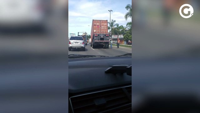 Reboque de carreta se solta na BR 262, em Cariacica