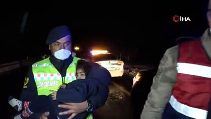 Muş'ta tipide aracı arıza veren 5 kişilik ailenin yardımına Mehmetçik koştu