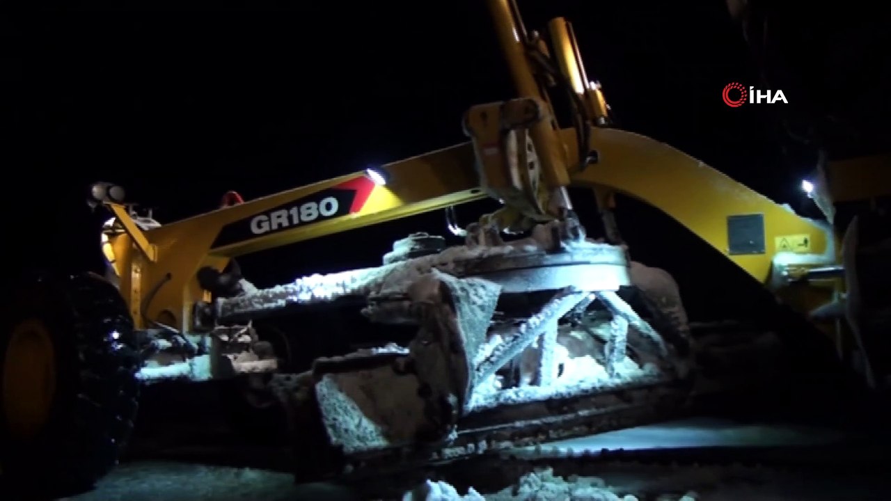 Antalya’da kar yağışı başladı, Antalya-Konya karayolunda kar kalınlığı 20 santime ulaştı