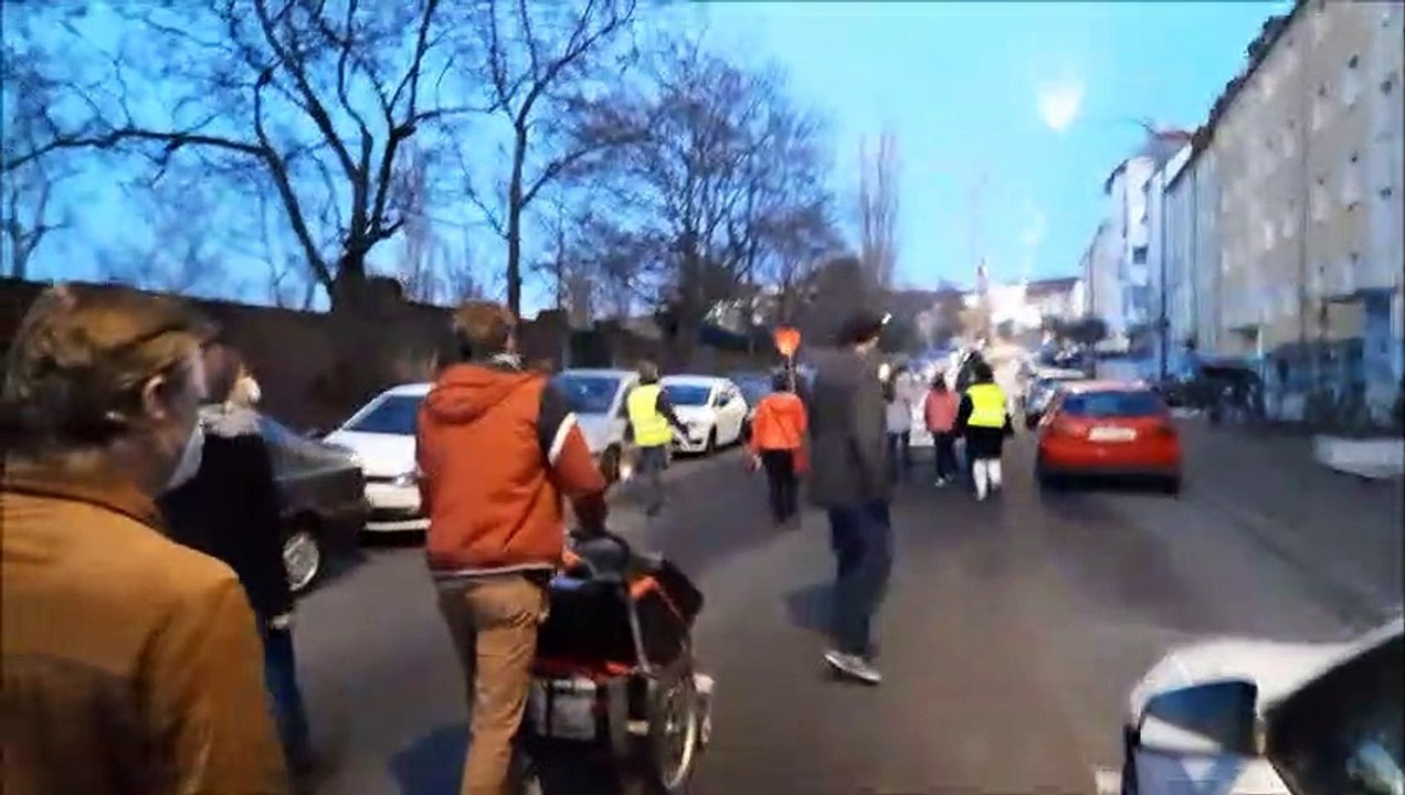 Eltern stehen auch am 2.3.2021 auf und sind auf der Strasse