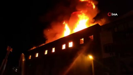 Tải video: - İzmir'in Konak ilçesinde bulunan 4 katlı tekstil atölyesinde korkutan yangın... Çok sayıda itfai İzmir'in Konak ilçesinde bulunan 4 katlı tekstil atölyesinde korkutan yangın... Çok sayıda itfaiye ekibi yangına müdahale ediyor.ye ekib