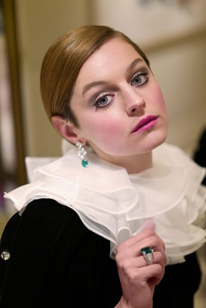 Emma Corrin Channeled Queen Elizabeth The First At The 2021 Golden Globes Video Dailymotion