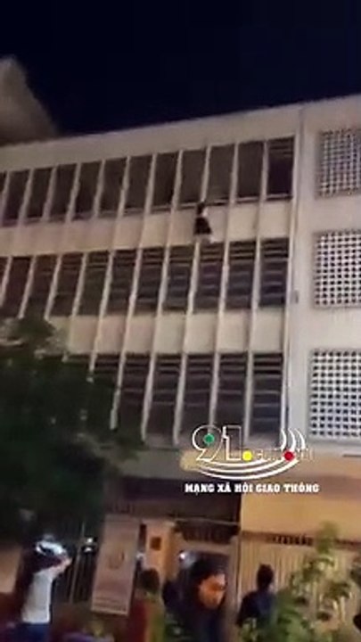 Nữ sinh đu bám trên lan can tầng 3 được người đàn ông cứu kịp thời