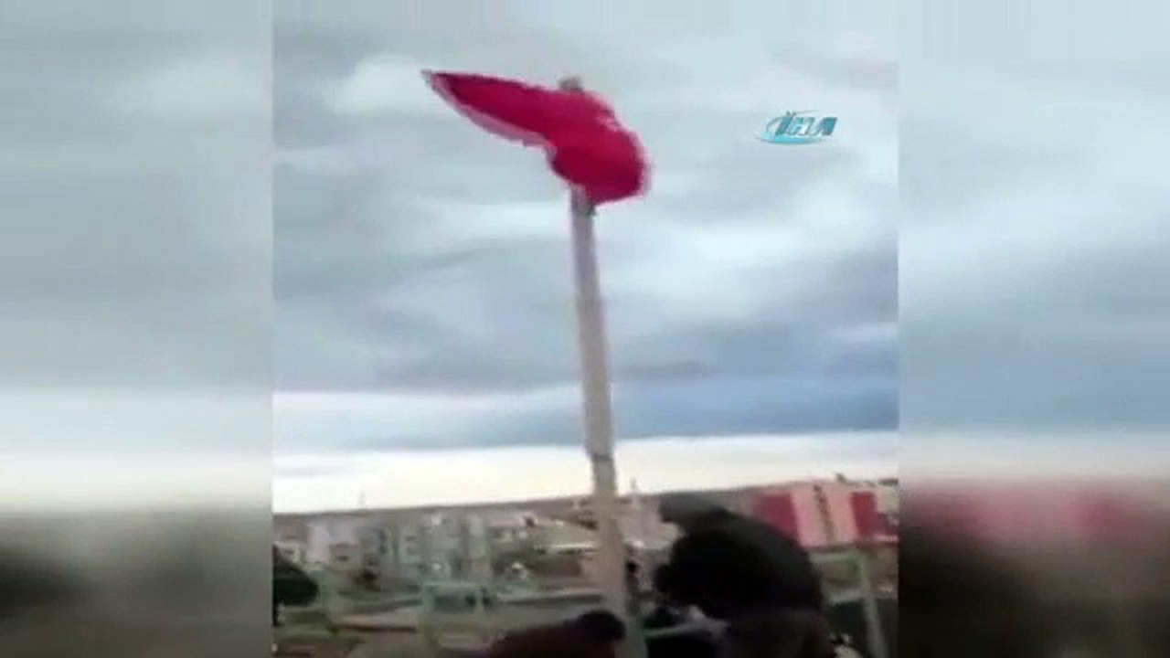 Bayrak şiiri eşliğinde Türk bayrağı göndere çekildi