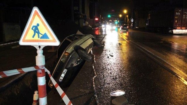 Boş yolda çukura düşen sürücü 'Size saygı duyuyorum ' diyerek polise direndi