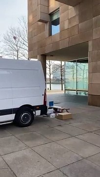 Un livreur balance les colis par terre et les abandonne en pleine rue