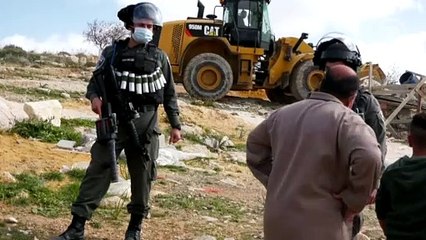 İşgalci İsrail yuva yıkmaya devam ediyor... Evleri yıkılan 12 Filistinli sokakta kaldı