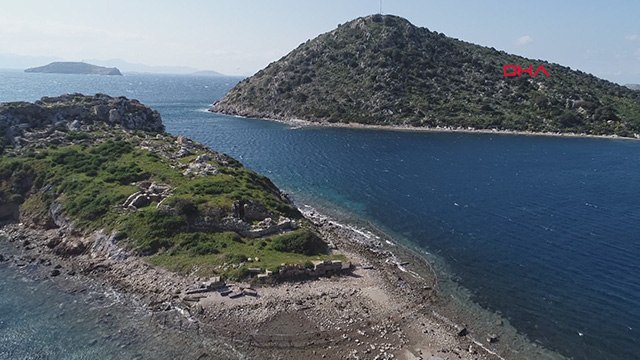 Bodrum'da deniz çekildi, kral yolu gün yüzüne çıktı