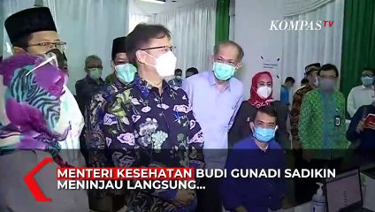 Usai Tinjau Vaksinasi, Menkes Diajak Berswafoto Bersama Ulama MUI