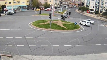 - Kırmızı ışıkta duran motosikletliyi metrelerce uçurdu