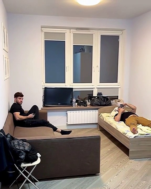 Un homme allongé sur un lit piégé