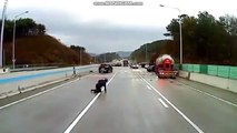 Un homme esquive des voitures sur une autoroute verglacée