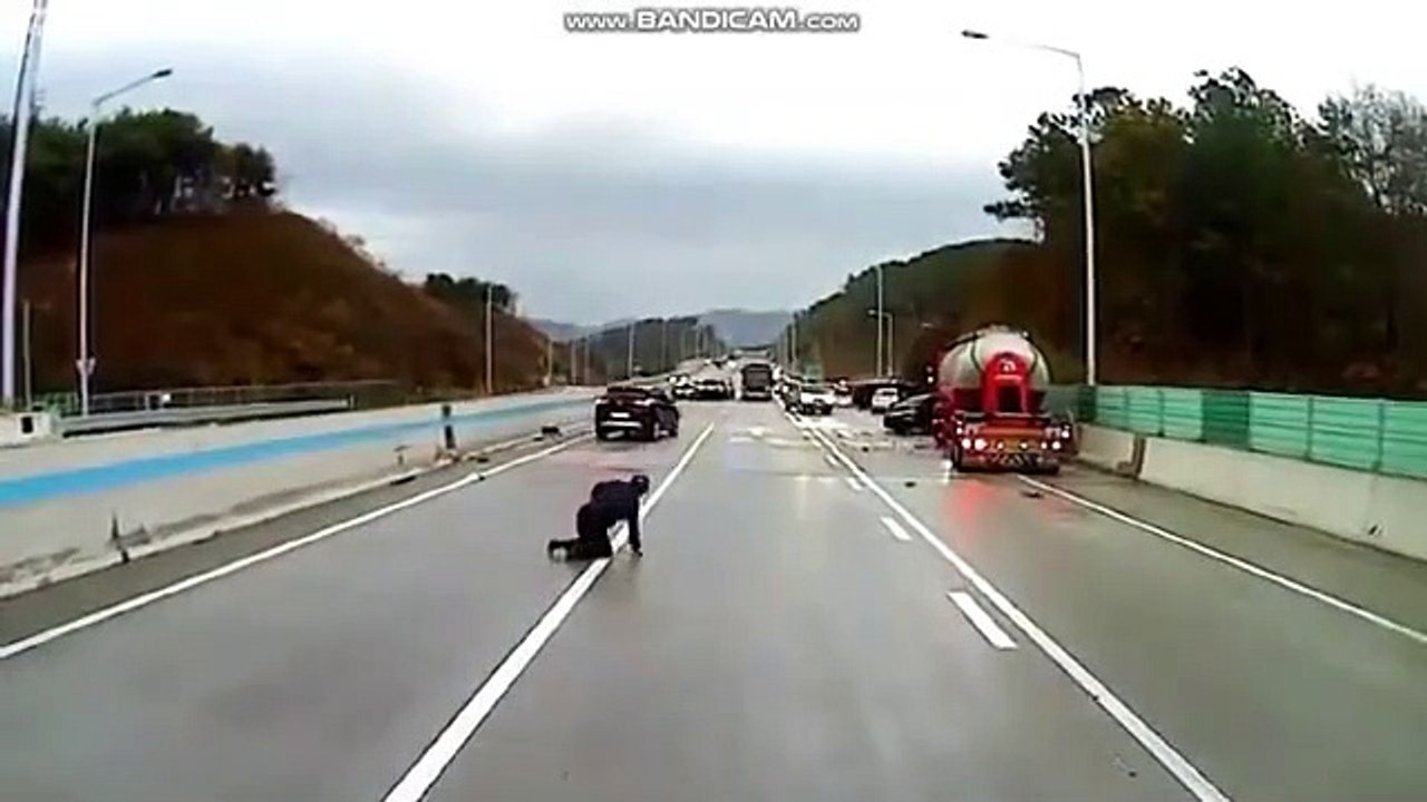 Un homme esquive des voitures sur une autoroute verglacée