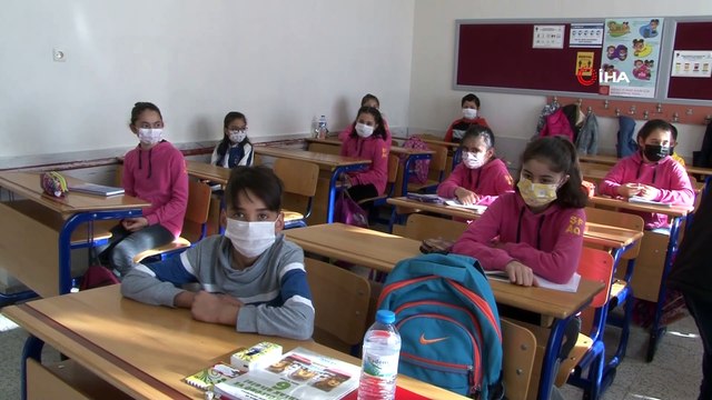 Yüz yüze eğitime başlayan öğrenciler, okullarına kavuşmanın mutluluğunu yaşıyorlar