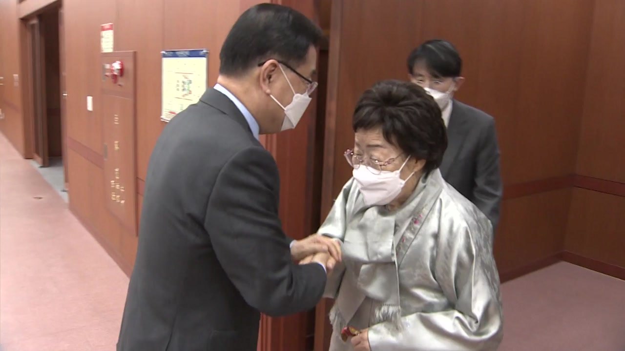 정의용 장관, 이용수 할머니 첫 면담..."대통령 면담 요청" / YTN