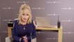 La estrella del country Dolly Parton pide a sus fans que se vacunen mientras recibe la primera dosis de Moderna