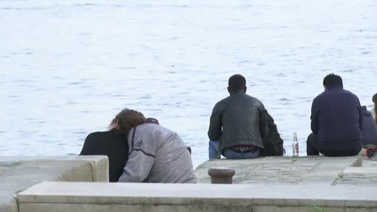 Los parisinos ocupan las orillas del Sena, un lugar donde poder socializar