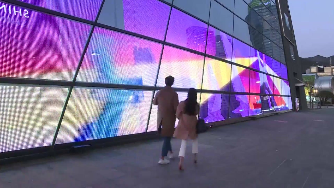 [기업] LG전자, 부산 영화의전당에 투명 LED 필름 미디어아트 선보여 / YTN