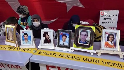 Evlatlarından gelecek haberi bekleyen aileler, HDP önünden ayrılmıyor