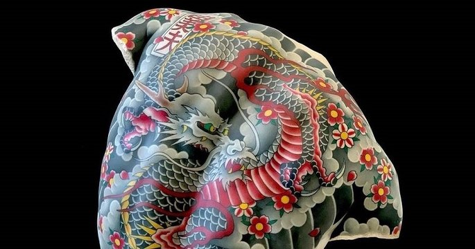 Passionné de tatouages, un artiste revisite les sculptures antiques en les tatouant