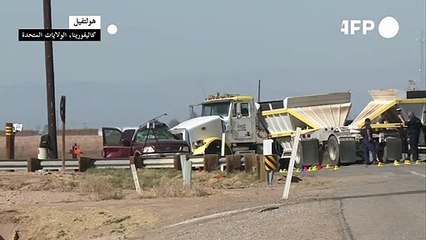 مصرع 13 شخصاً في اصطدام شاحنة بسيارة مكتظة بالركاب في كاليفورنيا