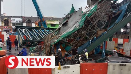 Download Video: Bridge under construction collapses near Desa Tun Razak