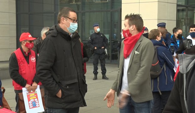 Gilkinet ministre des guichets fermés : les syndicats et le PTB s'en prennent au ministre de la mobilité