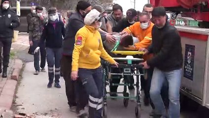 Komşuları beslediği hayvanları şikayet edince çatıya çıktı