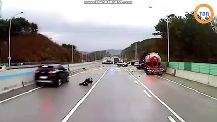 Il frôle la mort à plusieurs reprises sur une autoroute verglacé