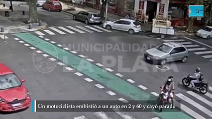 Un motociclista embistió a un auto en 2 y 60 y cayó parado