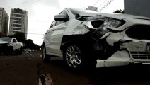 Carros se envolvem em colisão no cruzamento das Ruas Belém e Castro Alves