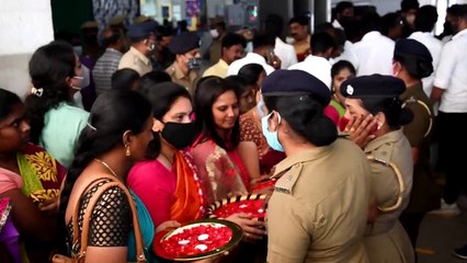 कमल हासन का पार्टी की महिला विंग की कार्यकर्ताओं ने स्वागत किया