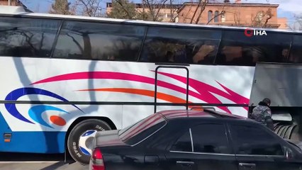 - Paşinyan parlamentoya geldi, muhalifler dışarıda toplandı