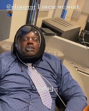 Dwyane Wade roasts Shaq, for sleeping with an oxygen mask on, during their downtime, from NBA on TNT #NBAonTNT