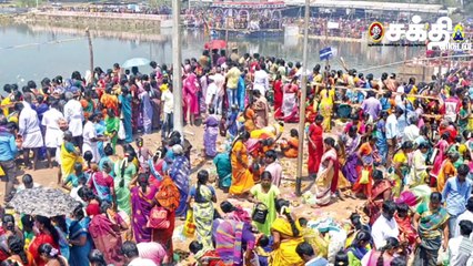 திருக்கோஷ்டியூர் கோயிலிலிருந்து விளக்குகளை வீட்டுக்கு எடுத்துச் செல்லும் பக்தர்கள்!