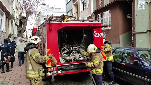 İSTANBUL - Fatih'te bir binanın kömürlüğünde çıkan yangın söndürüldü