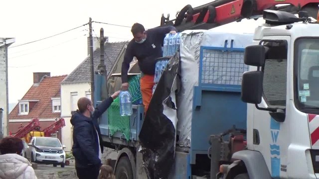 Wattripont (Frasnes lez Anvaing) Distribution bouteilles eau au village