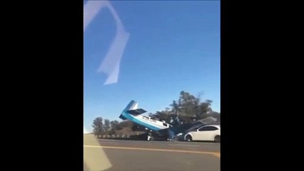 اصطدام سيارة بطائرة على الطريق السريع في أمريكا