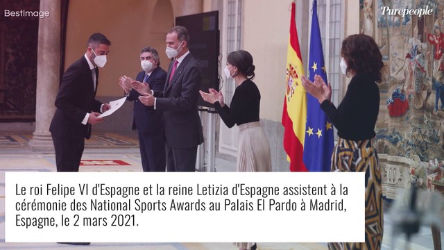Letizia d'Espagne de cérémonie au palais : jupe recyclée et boucles d'oreilles fantaisie avec Felipe