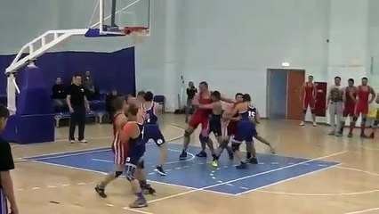 Regball : sport de brute entre basket et lutte !